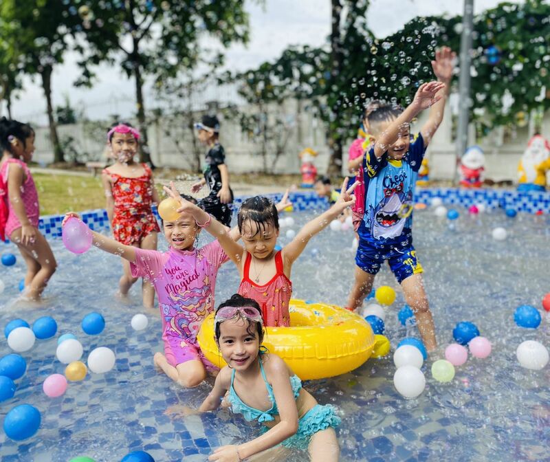 Kết thúc tuần lễ " Water Festival - Lễ hội té nước" xua tan nắng hè ở Trường mầm non Cổ Loa năm học 2022- 2023
