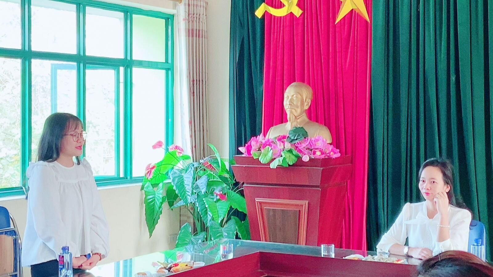 CHIA TAY CÁC EM SINH VIÊN KHÓA 44 KHOA GDMN - TRƯỜNG ĐHSPHN II