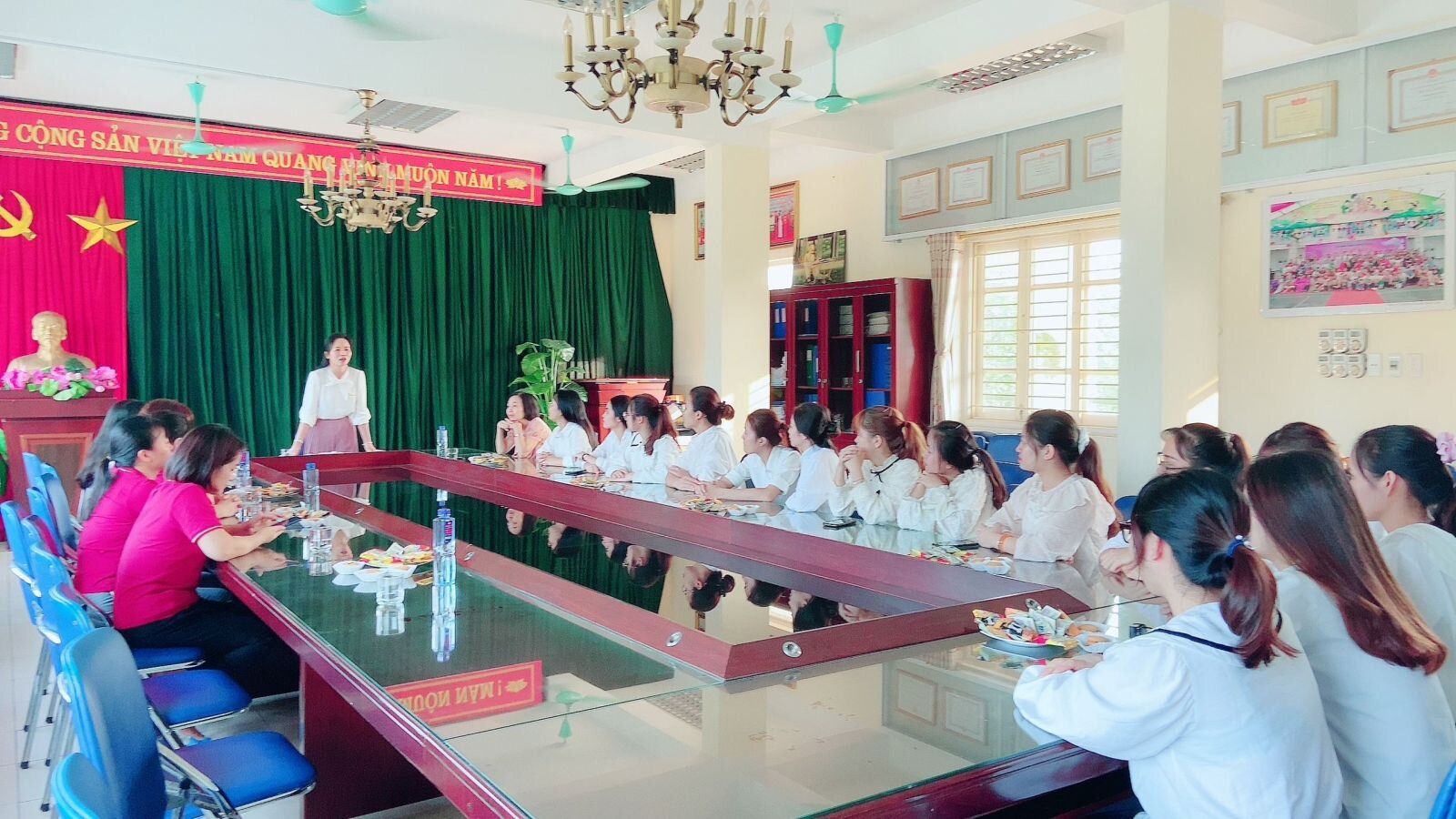 CHIA TAY CÁC EM SINH VIÊN KHÓA 44 KHOA GDMN - TRƯỜNG ĐHSPHN II