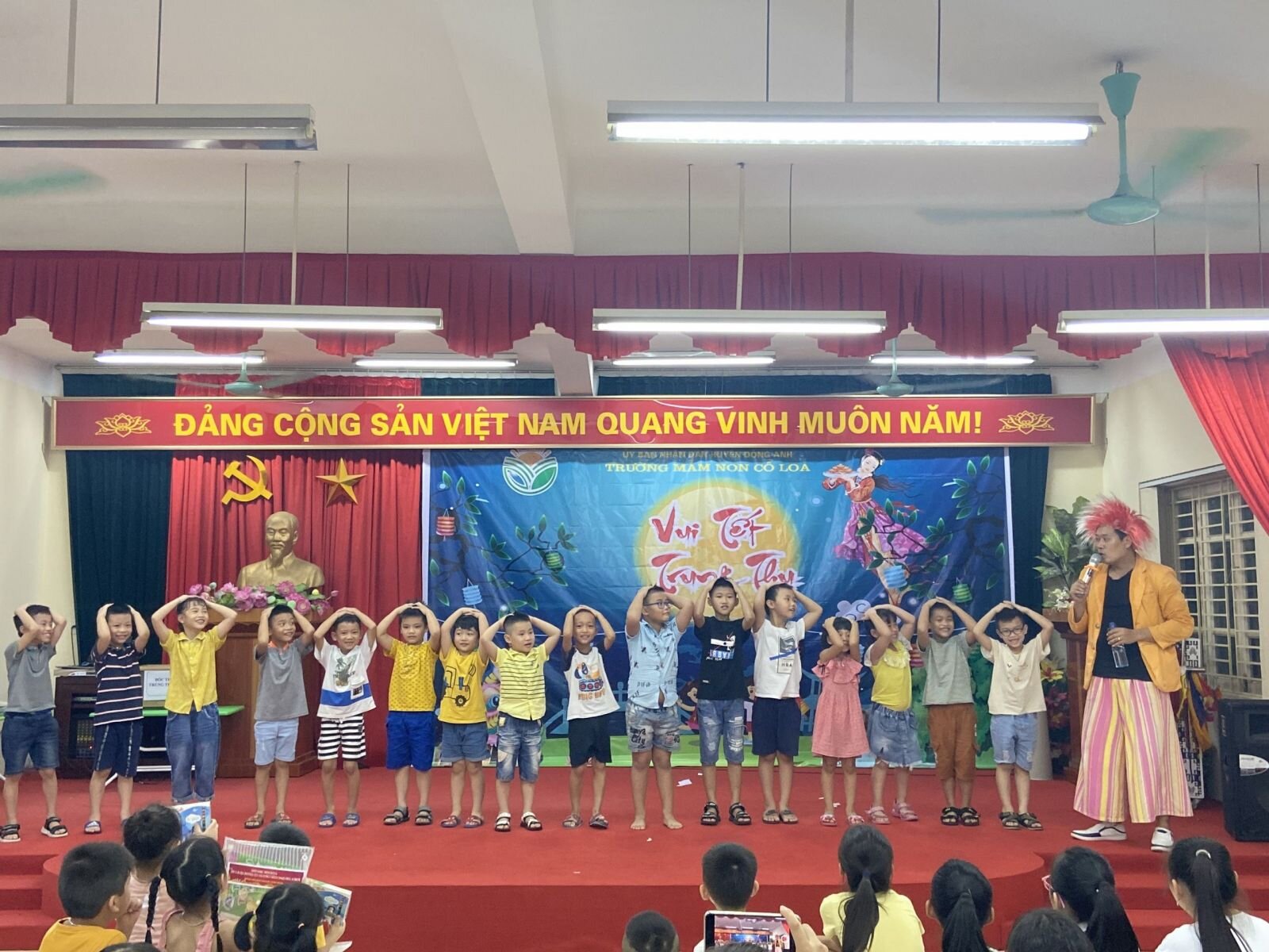 MÙA TRĂNG KỈ NIỆM ( LỄ TRAO QUÀ KHUYẾN HỌC VÀ VUI TRUNG THU CỦA CON CB-GV-NV TRƯỜNG MN CỔ LOA)