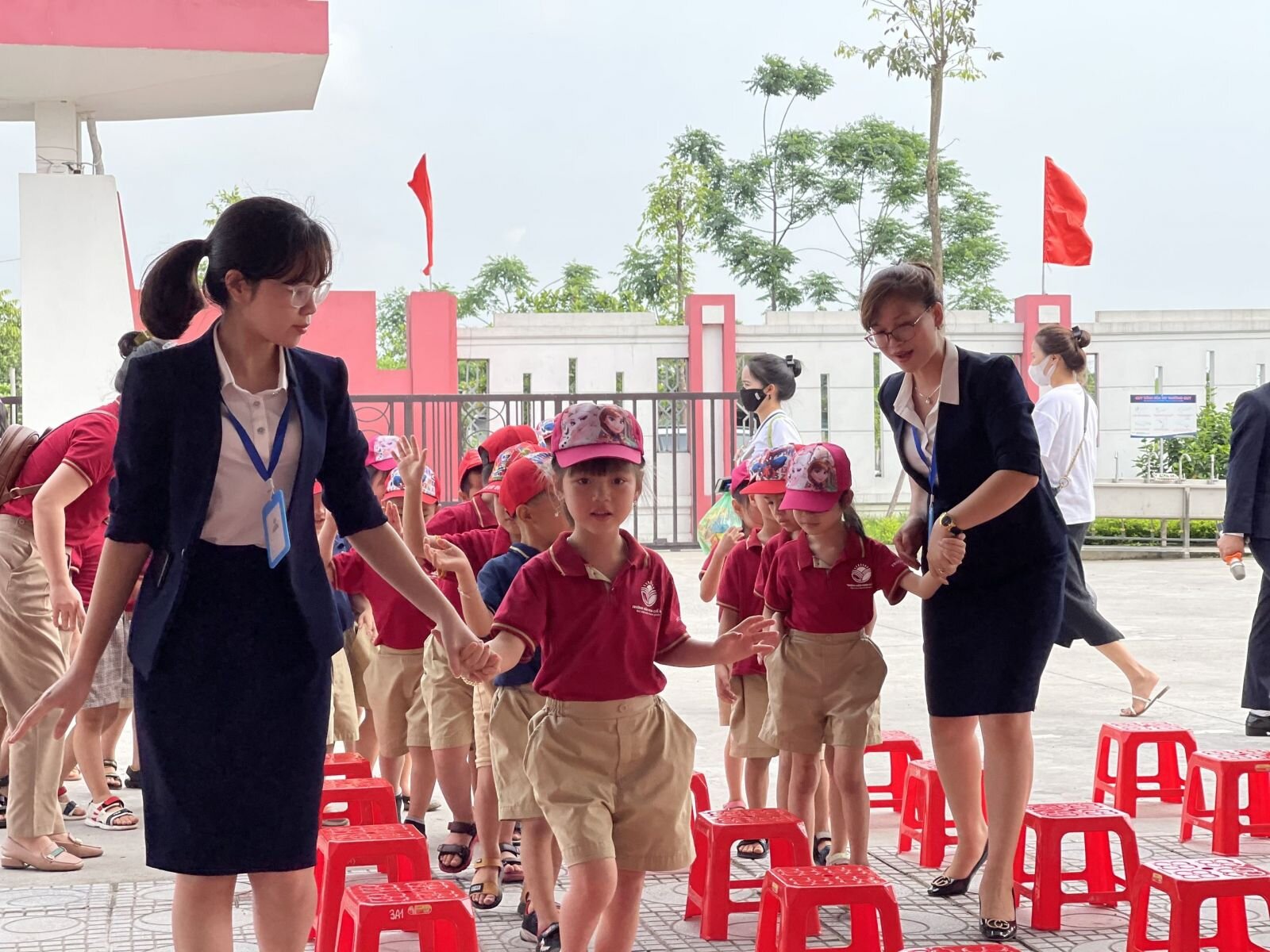 HOẠT ĐỘNG TRẢI NGHIỆM “ HÀNH TRANG CHO BÉ VÀO LỚP 1”
