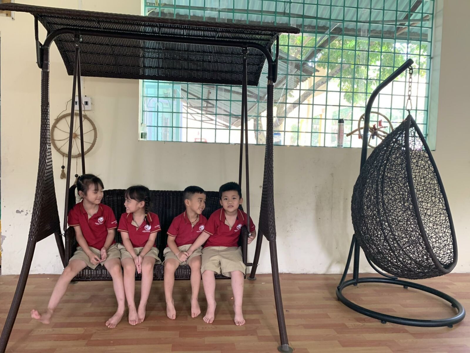 TẬP THỂ KHỐI MẪU GIÁO LỚN (NIÊN KHOÁ 2018 – 2022) TẶNG QUÀ KỶ NIỆM, TRI ÂN NHÀ TRƯỜNG