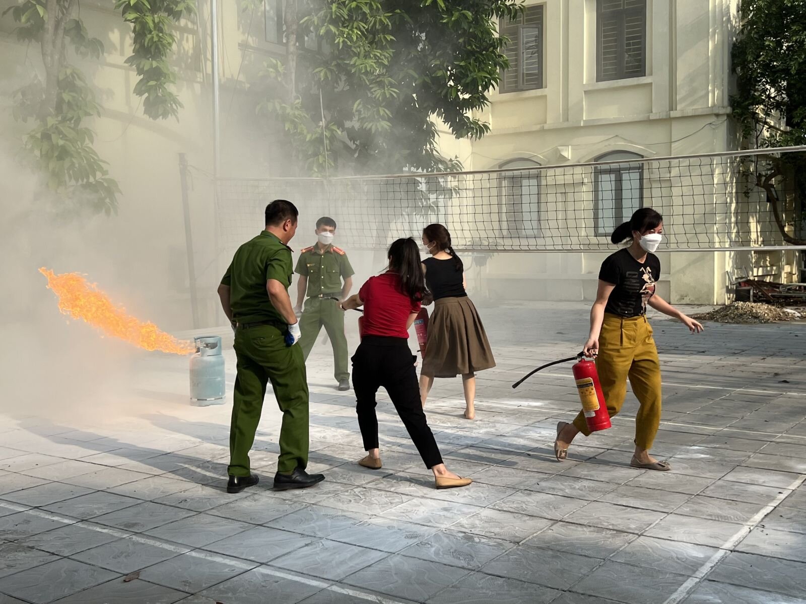 TRƯỜNG MẦM NON CỔ LOA THAM GIA HUẤN LUYỆN, BỒI DƯỠNG KIẾN THỨC VỀ  PHÒNG CHÁY CHỮA CHÁY, CỨU NẠN CỨU HỘ CÙNG KHỐI GIÁO DỤC XÃ CỔ LOA .