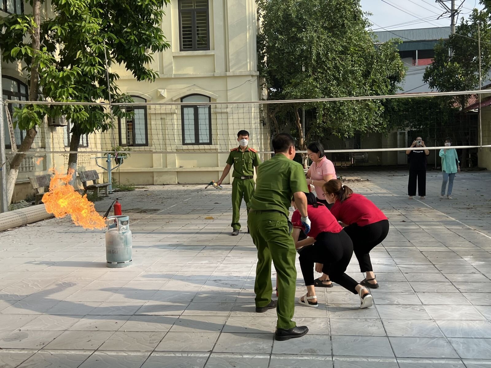 TRƯỜNG MẦM NON CỔ LOA THAM GIA HUẤN LUYỆN, BỒI DƯỠNG KIẾN THỨC VỀ  PHÒNG CHÁY CHỮA CHÁY, CỨU NẠN CỨU HỘ CÙNG KHỐI GIÁO DỤC XÃ CỔ LOA .