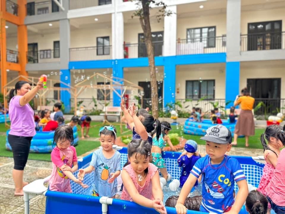 Kết thúc tuần lễ " Water Festival - Lễ hội té nước" xua tan nắng hè ở Trường mầm non Cổ Loa năm học 2022- 2023